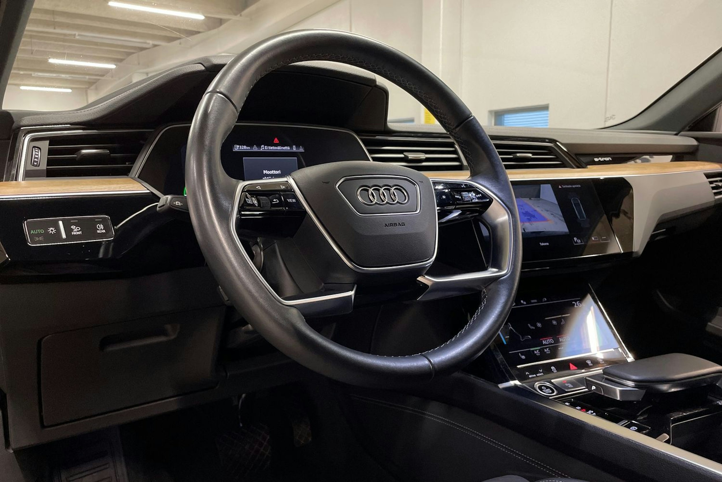 sininen Audi Q8 e-tron 2023 kuva 29.