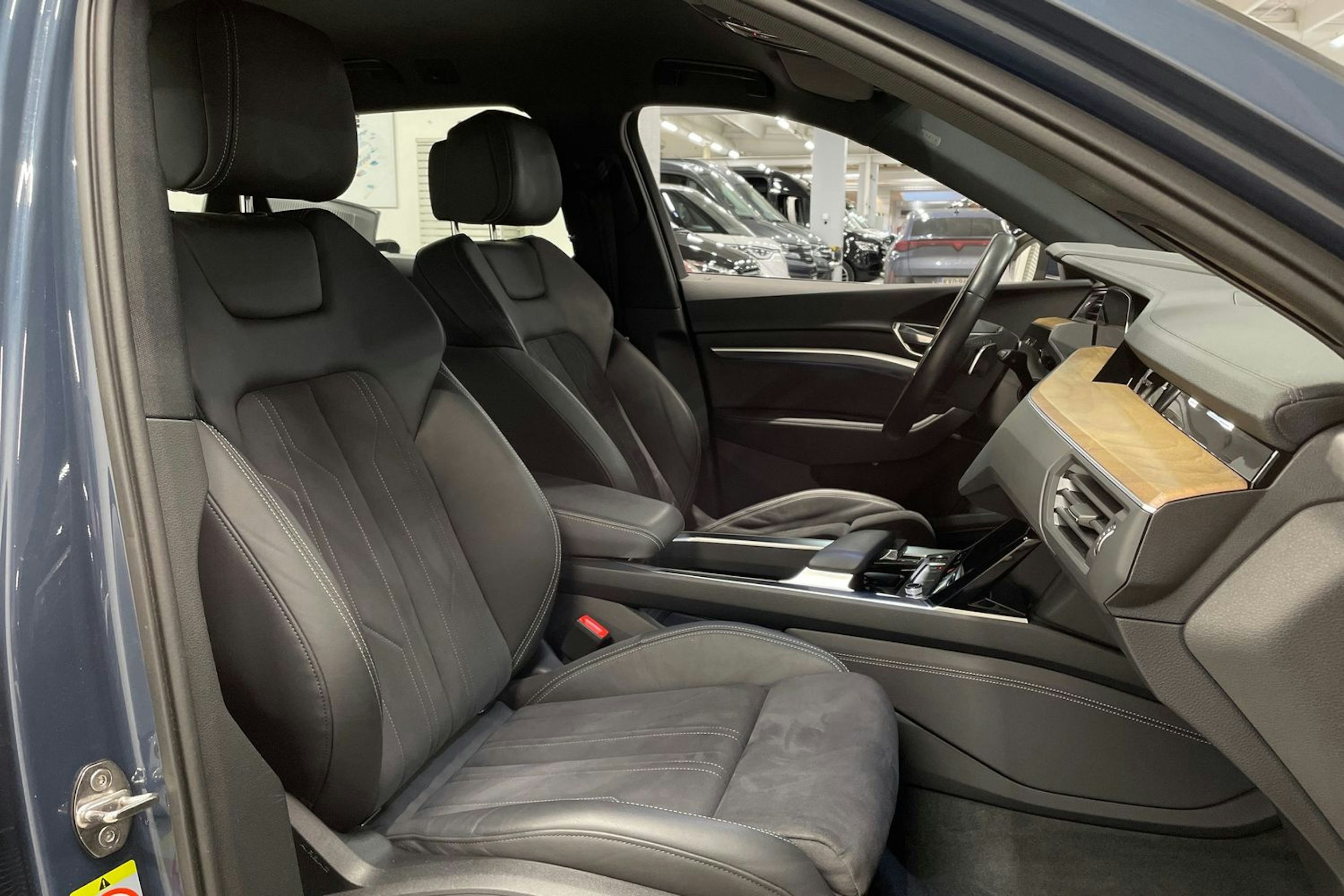 sininen Audi Q8 e-tron 2023 kuva 30.