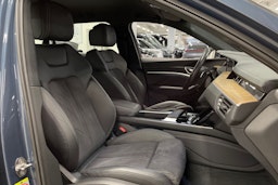 sininen Audi Q8 e-tron 2023 kuva 30.