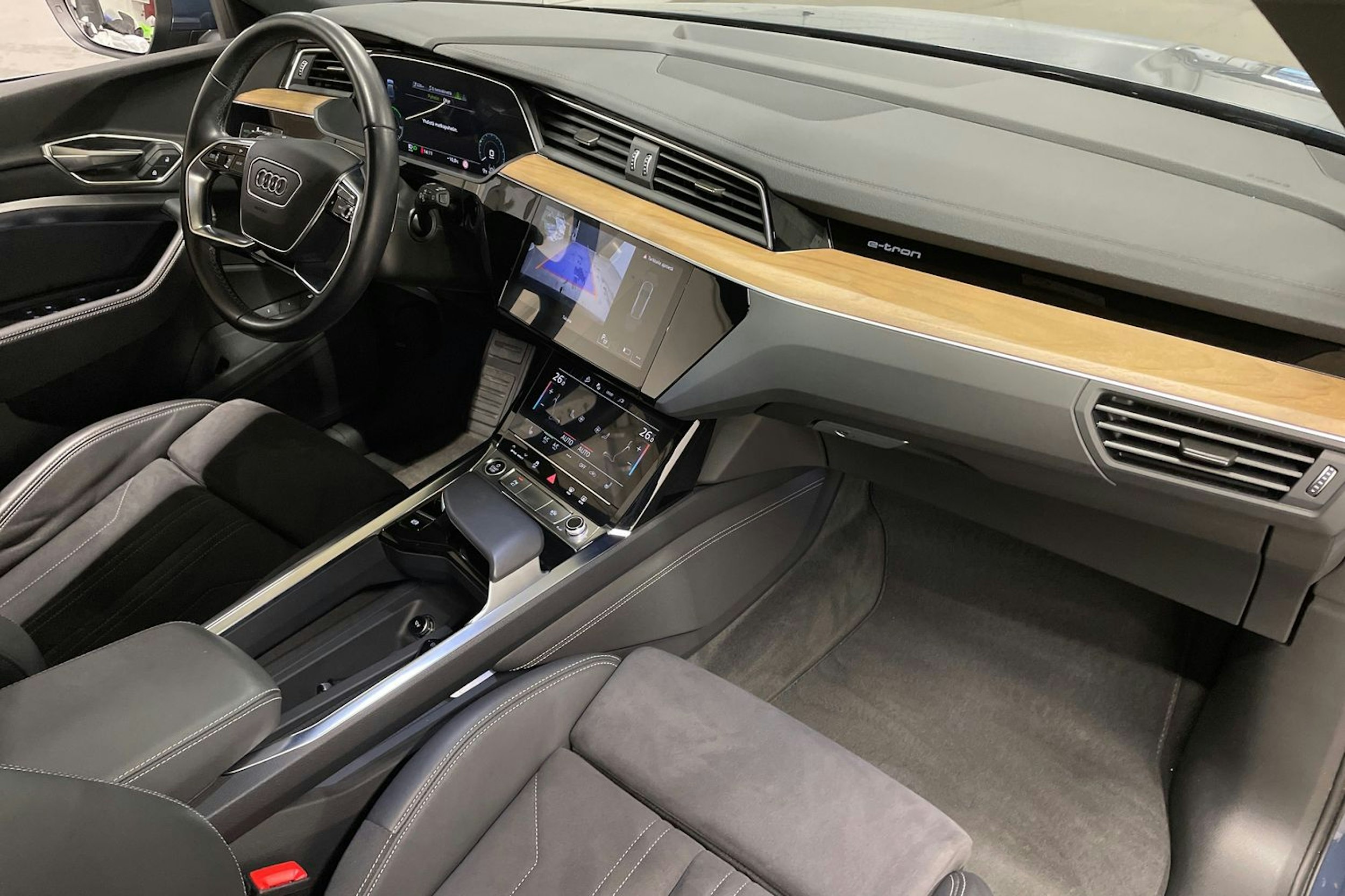 sininen Audi Q8 e-tron 2023 kuva 31.
