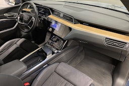 sininen Audi Q8 e-tron 2023 kuva 31.