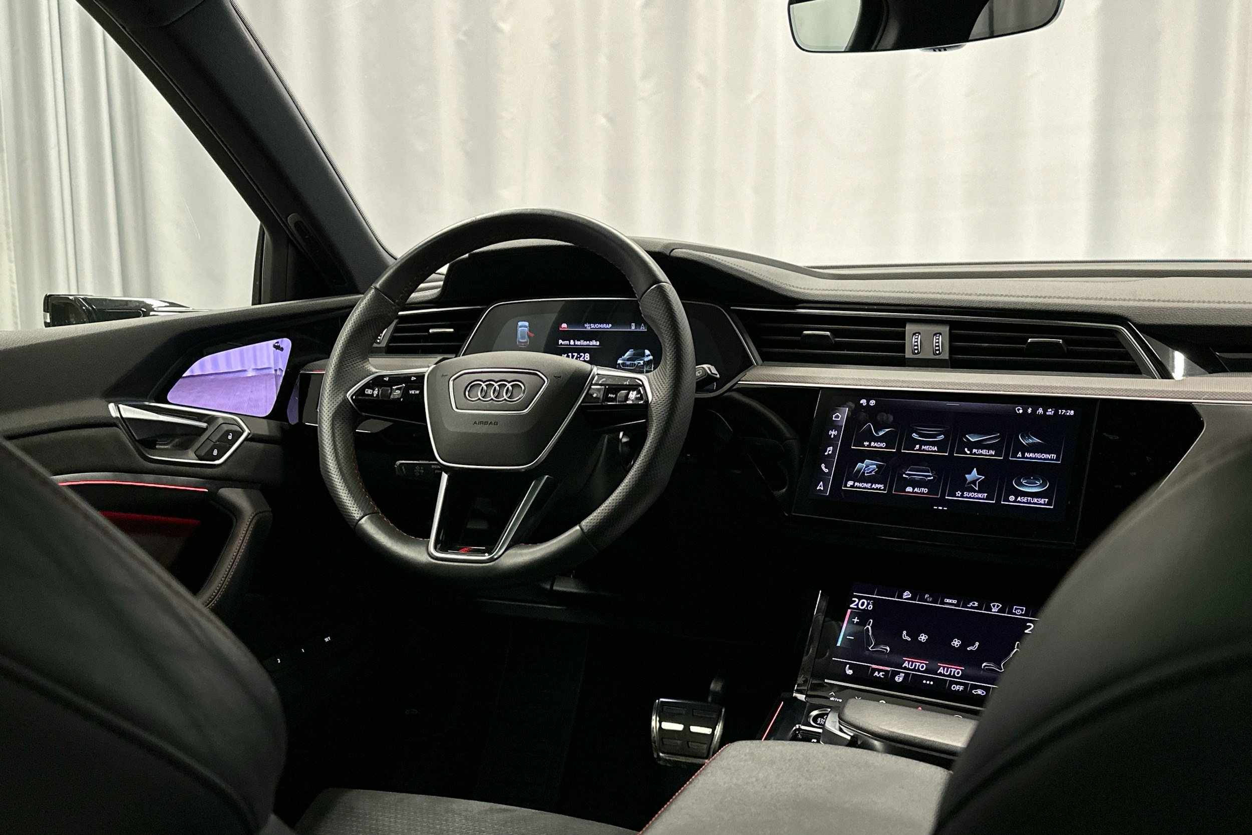musta Audi Q8 e-tron 2023 kuva 6.