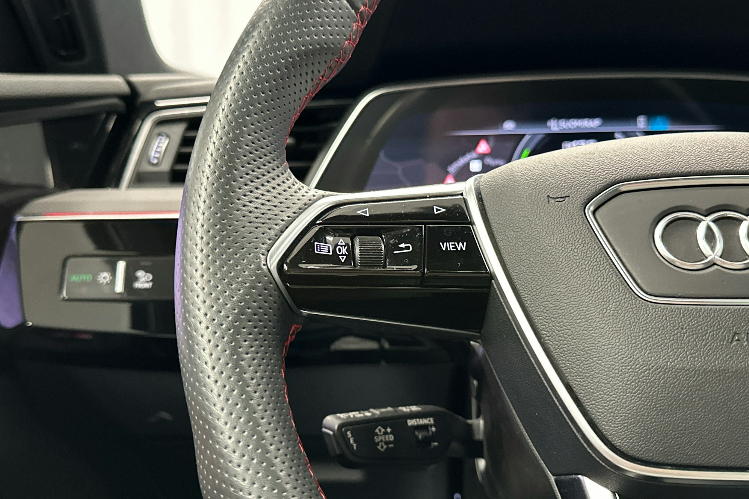 musta Audi Q8 e-tron 2023 kuva 7.