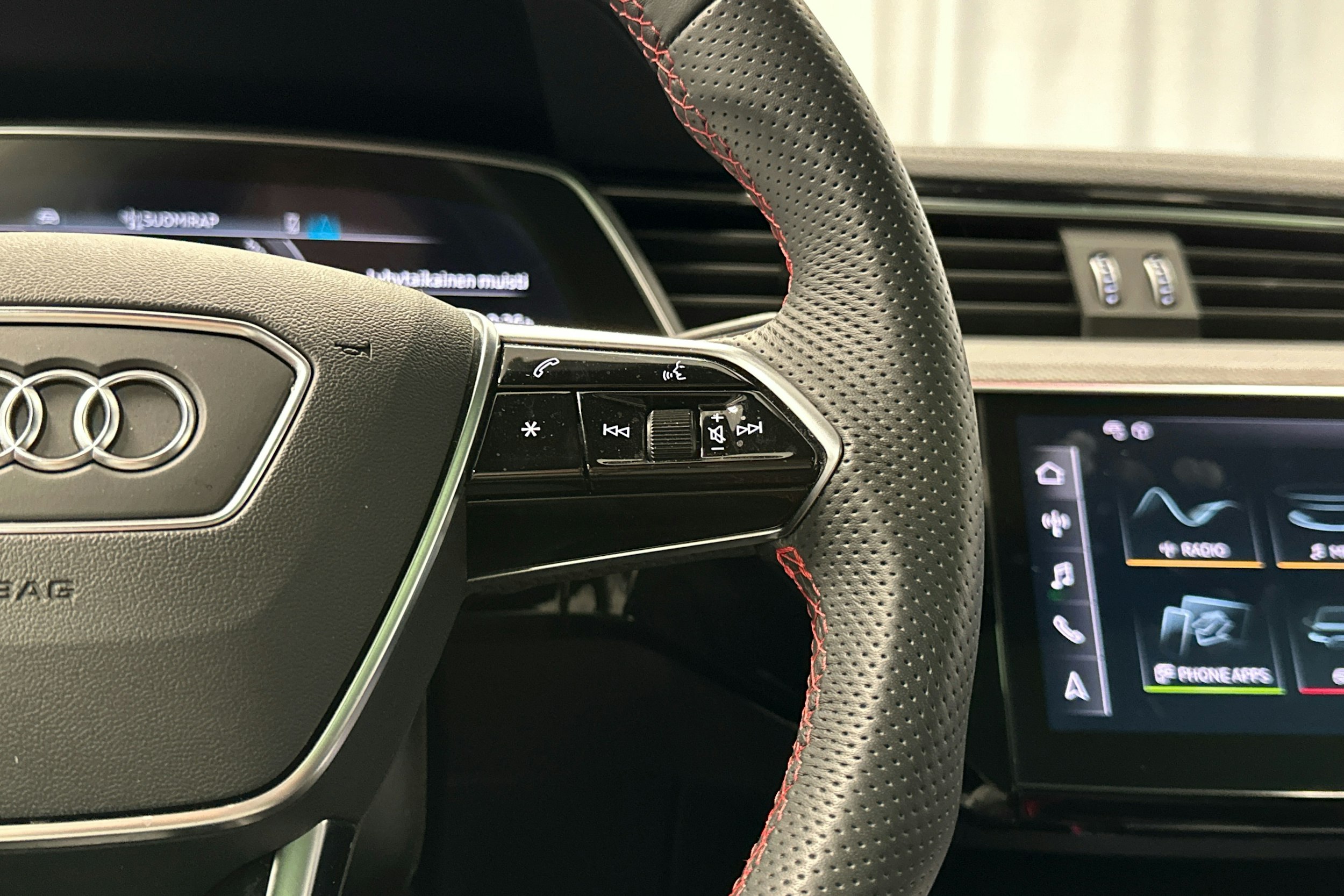 musta Audi Q8 e-tron 2023 kuva 8.