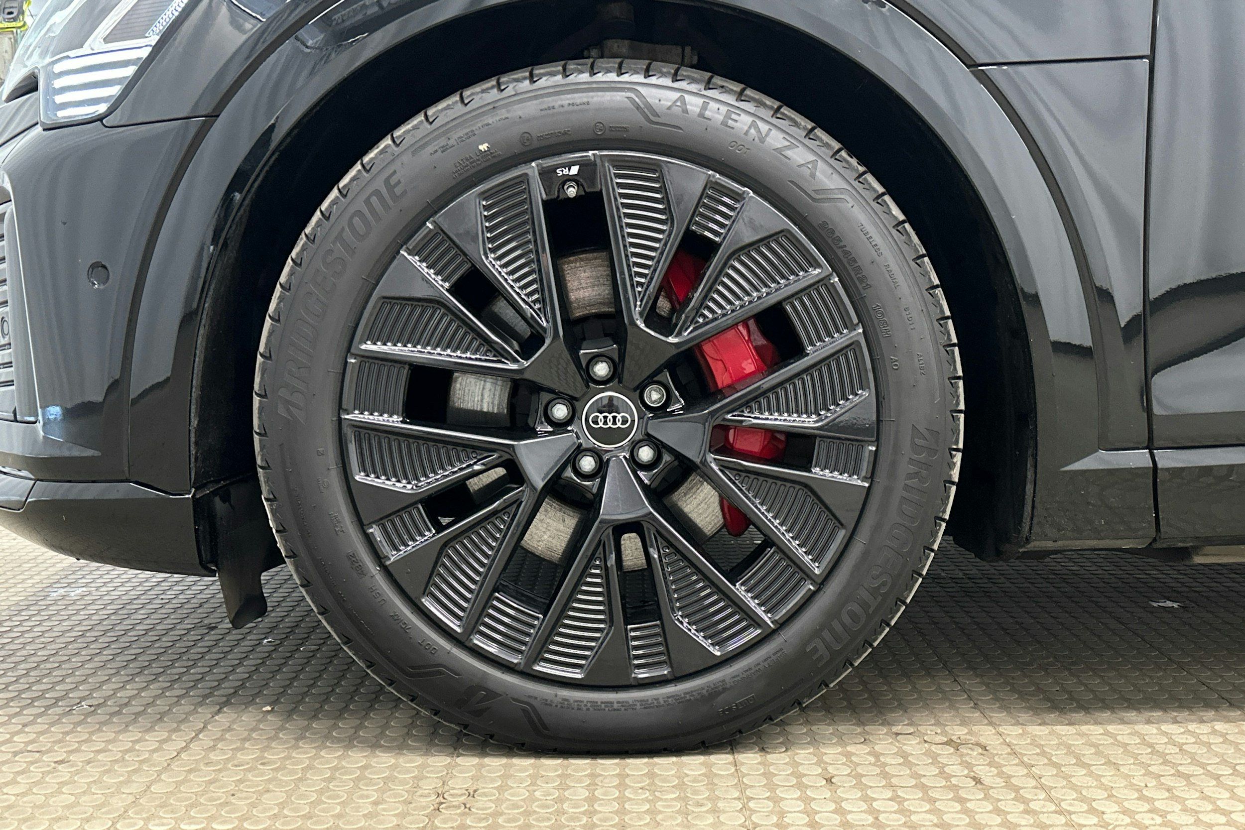 musta Audi Q8 e-tron 2023 kuva 9.