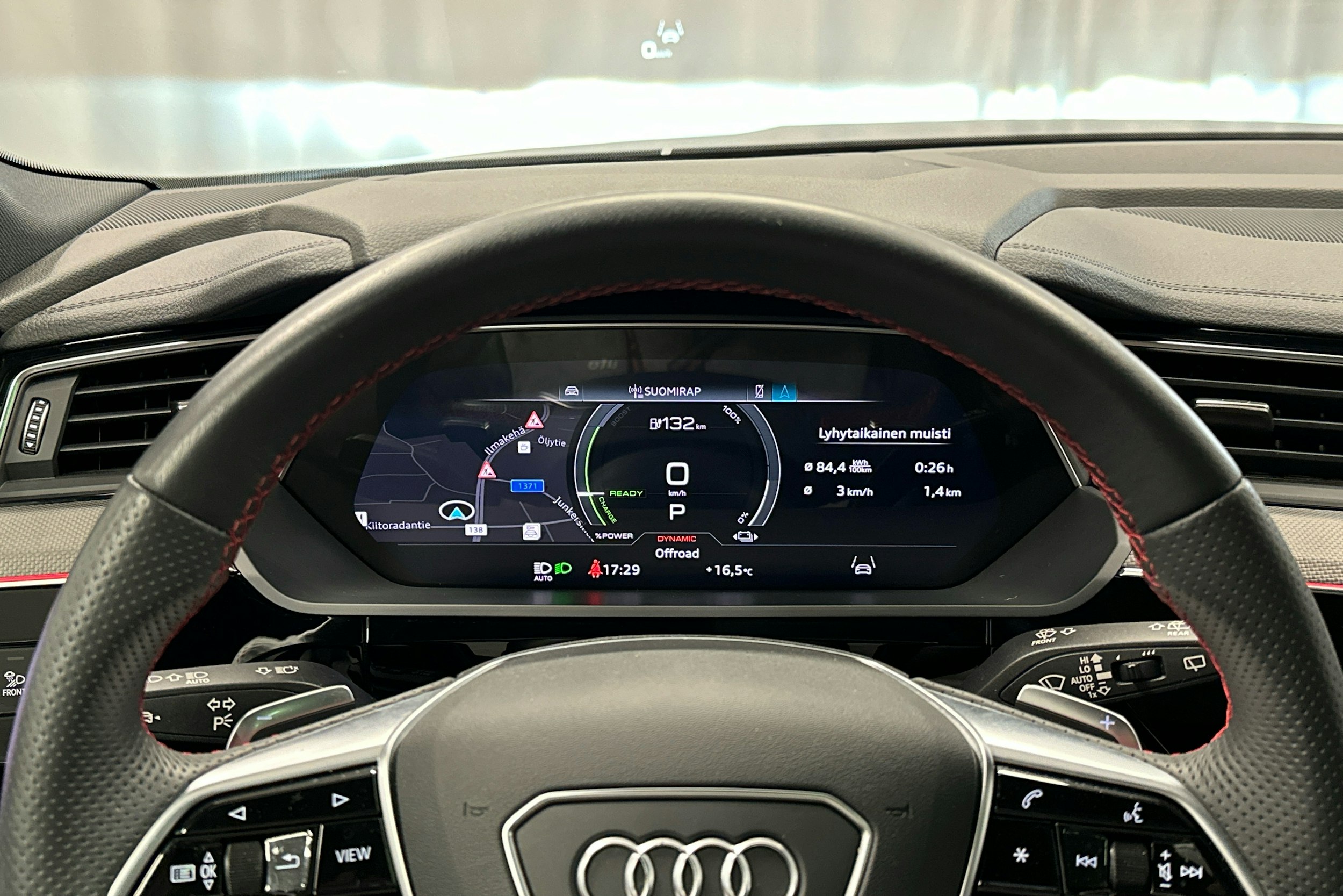musta Audi Q8 e-tron 2023 kuva 12.
