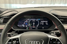 musta Audi Q8 e-tron 2023 kuva 12.