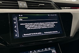musta Audi Q8 e-tron 2023 kuva 16.