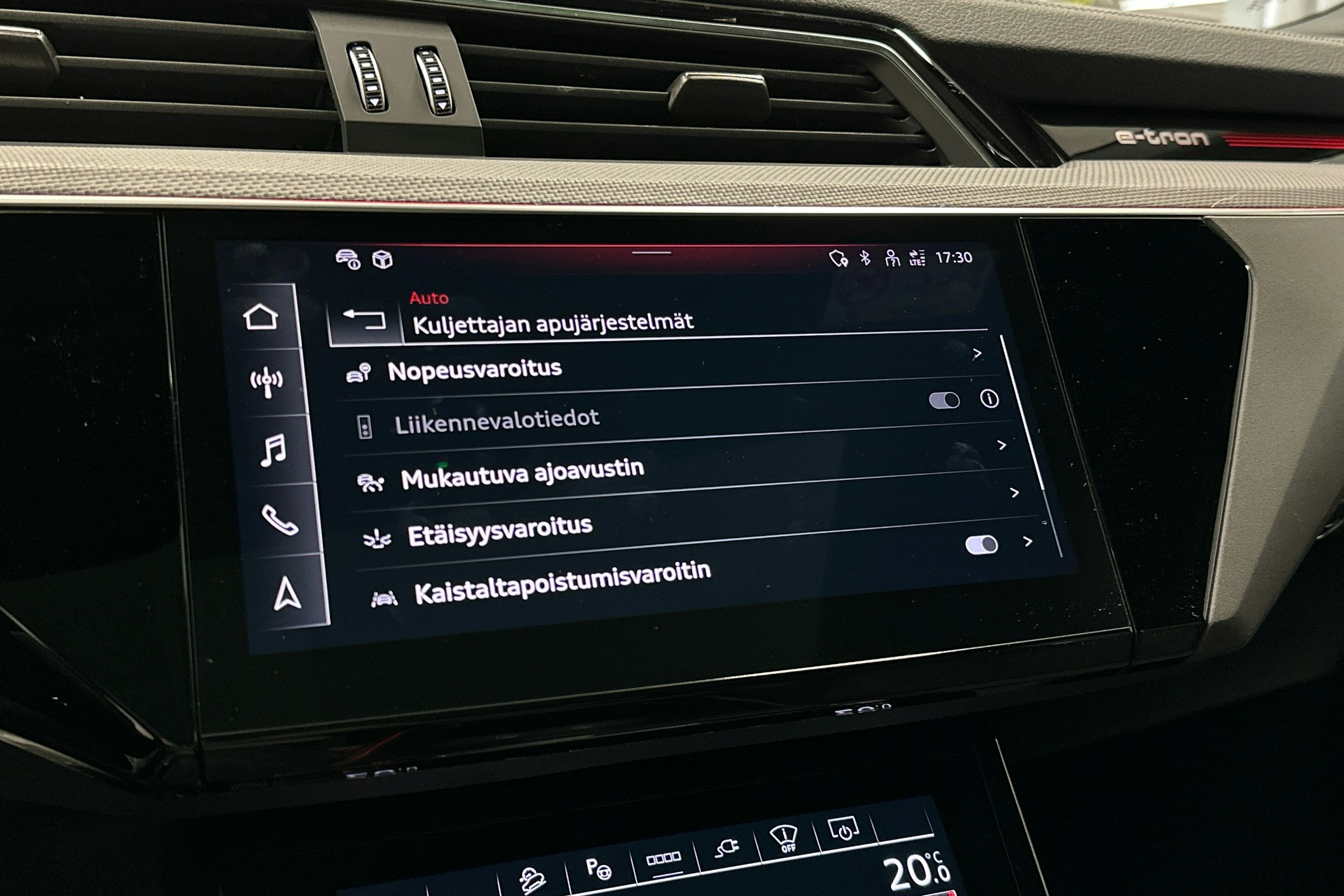 musta Audi Q8 e-tron 2023 kuva 17.