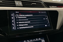 musta Audi Q8 e-tron 2023 kuva 17.