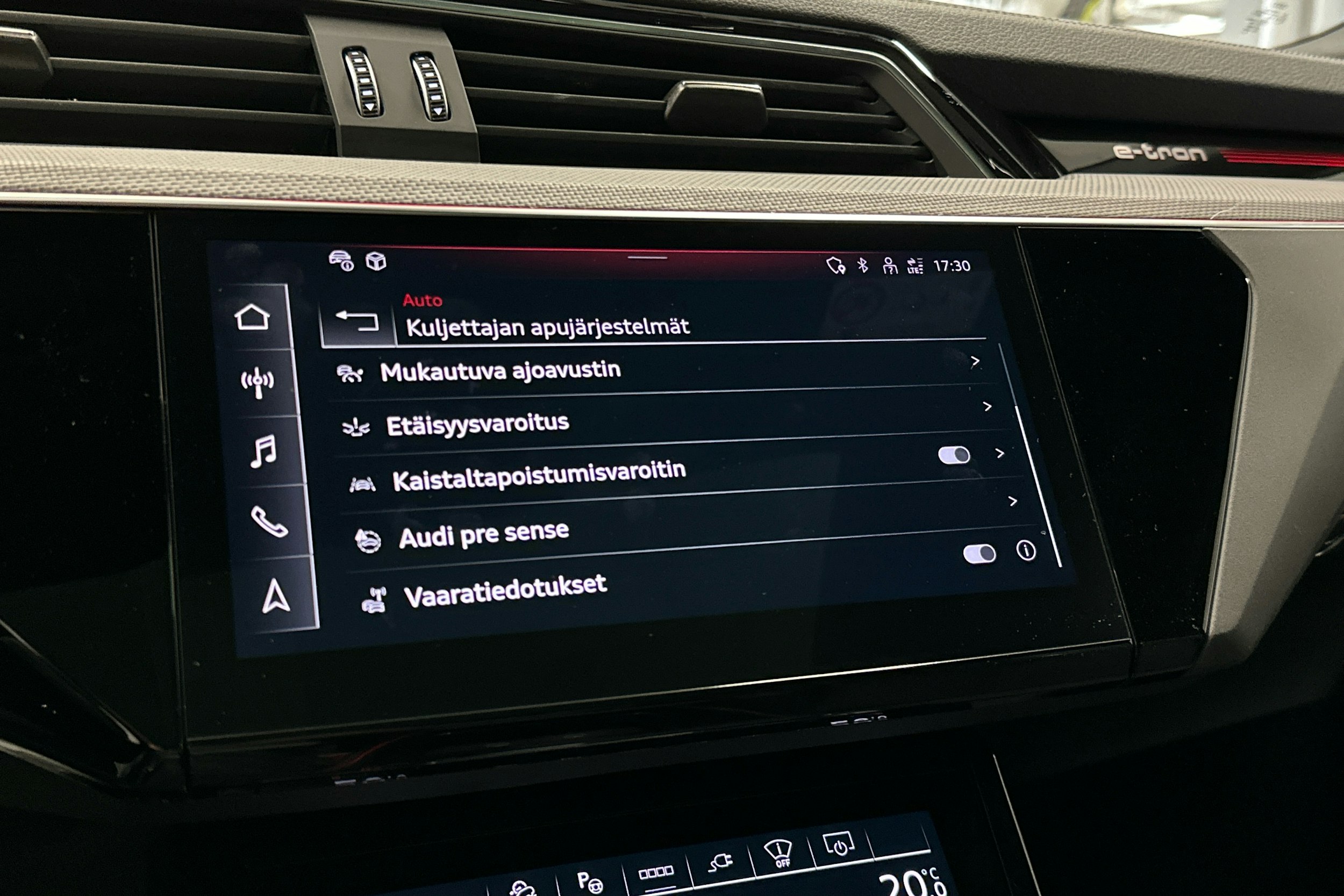 musta Audi Q8 e-tron 2023 kuva 18.