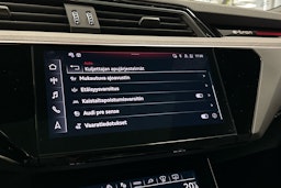 musta Audi Q8 e-tron 2023 kuva 18.
