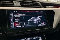 musta Audi Q8 e-tron 2023 kuva 19.