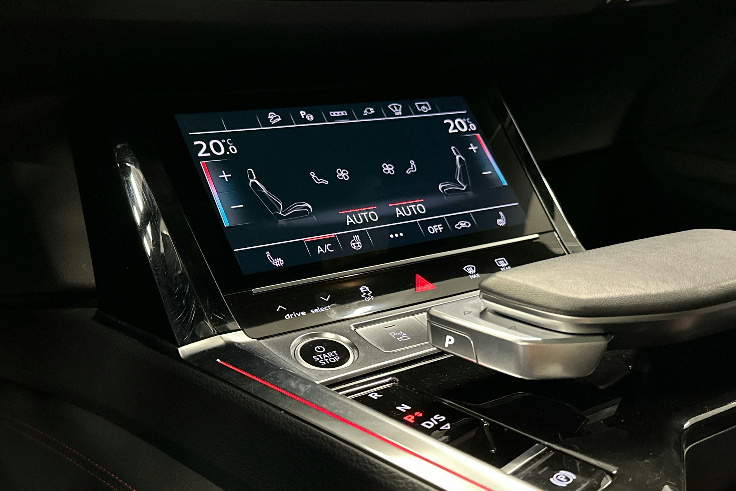 musta Audi Q8 e-tron 2023 kuva 23.