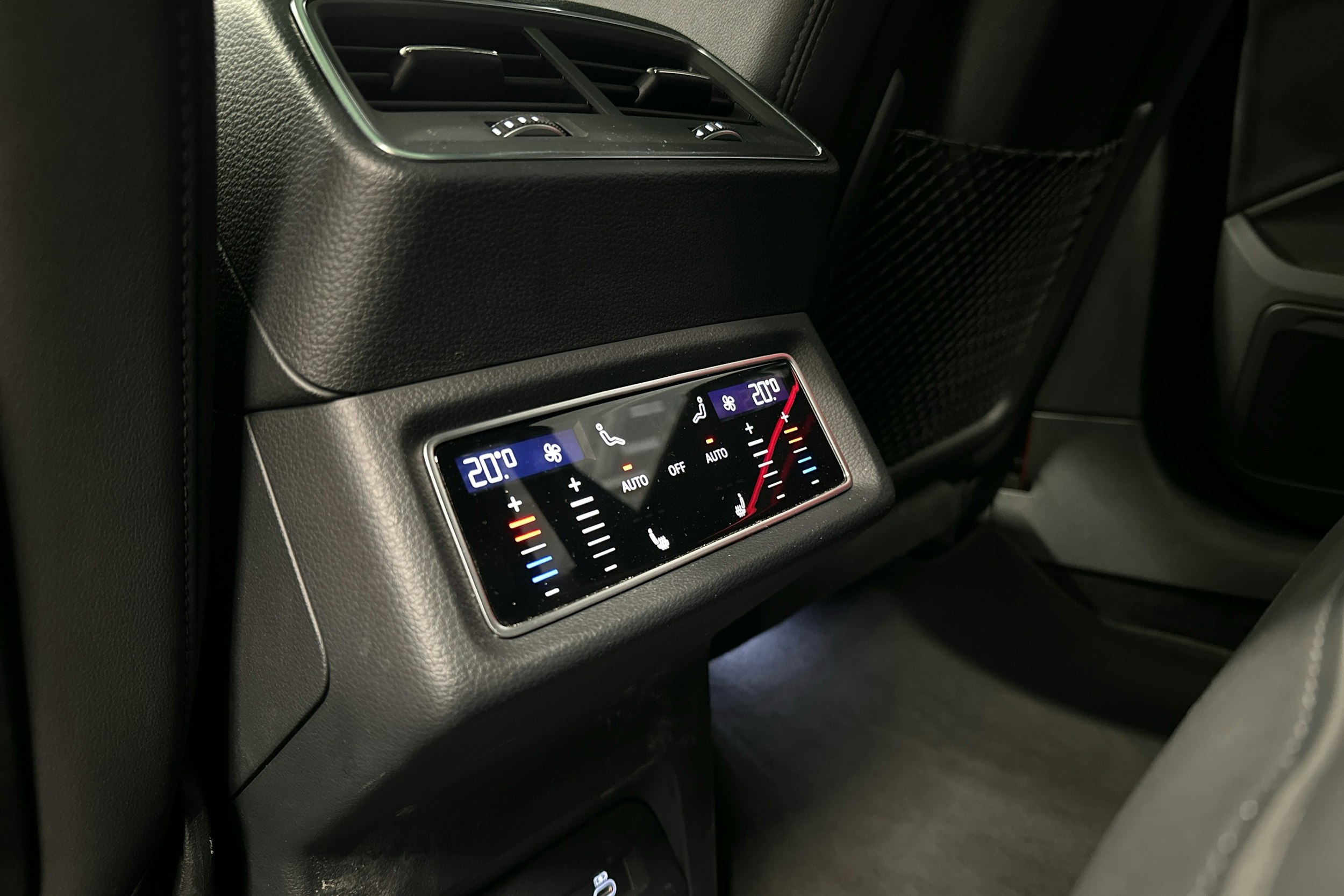 musta Audi Q8 e-tron 2023 kuva 30.