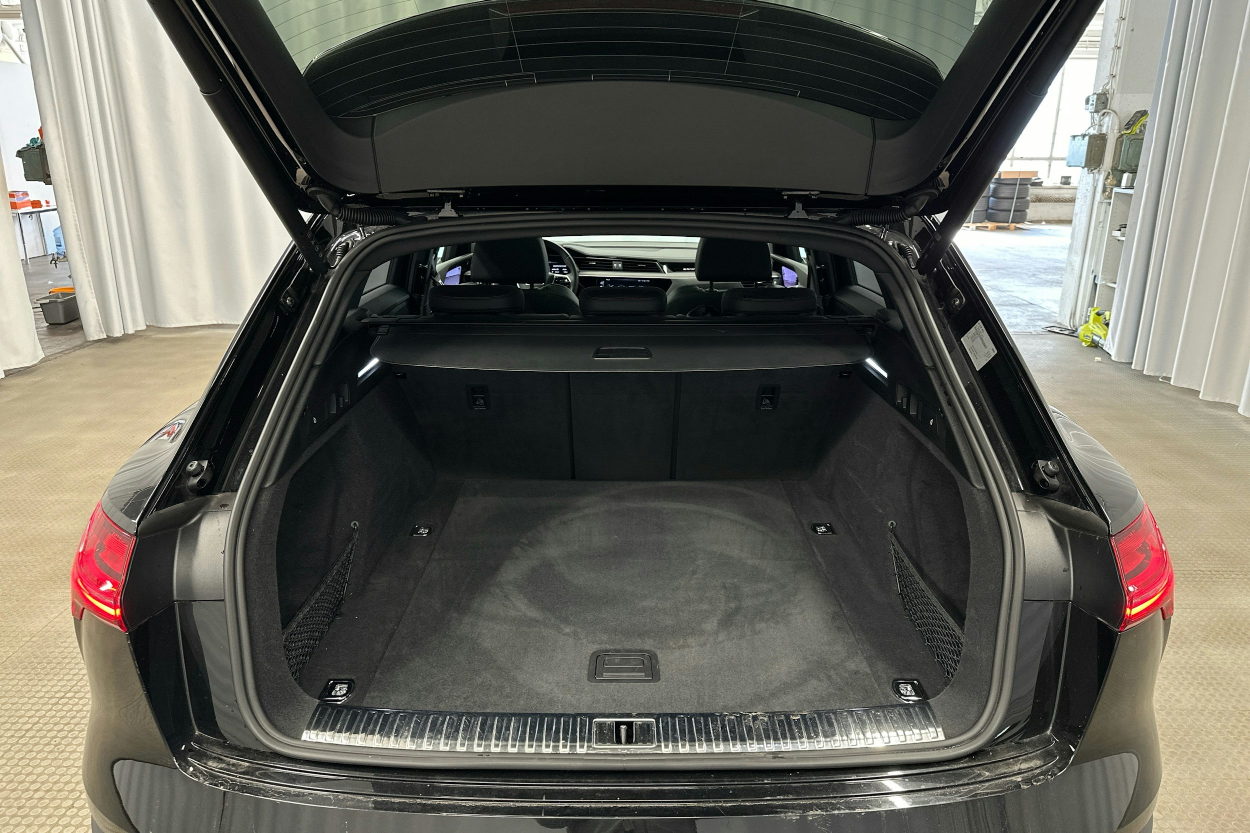 musta Audi Q8 e-tron 2023 kuva 31.