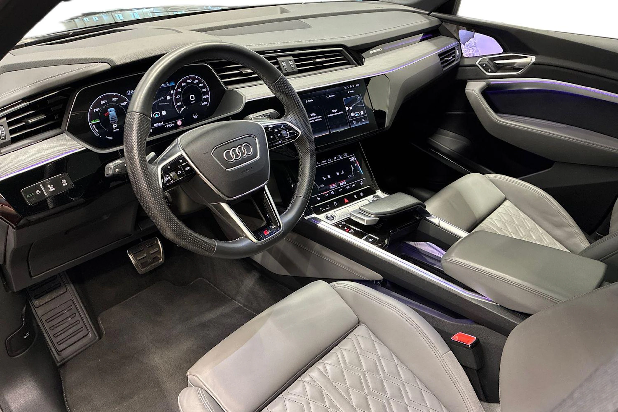 musta Audi Q8 e-tron 2023 kuva 6.