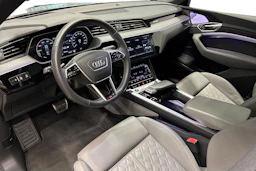 musta Audi Q8 e-tron 2023 kuva 6.