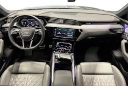 musta Audi Q8 e-tron 2023 kuva 7.