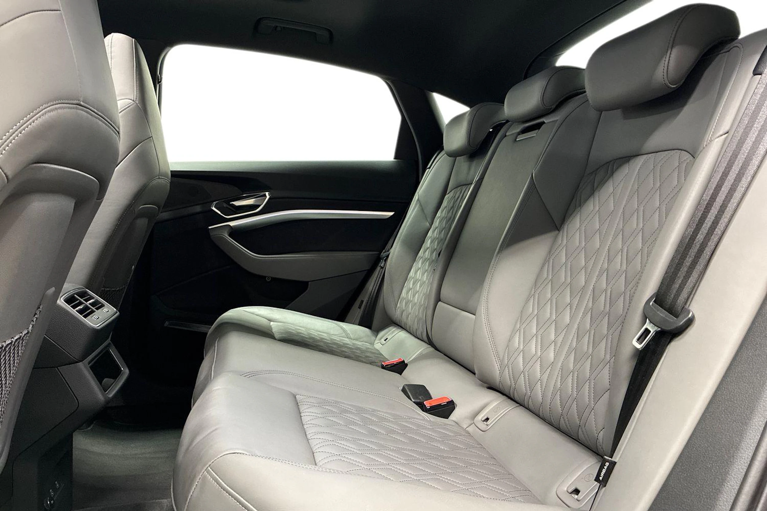 musta Audi Q8 e-tron 2023 kuva 8.