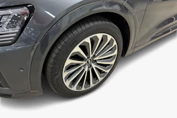 musta Audi Q8 e-tron 2023 kuva 9.