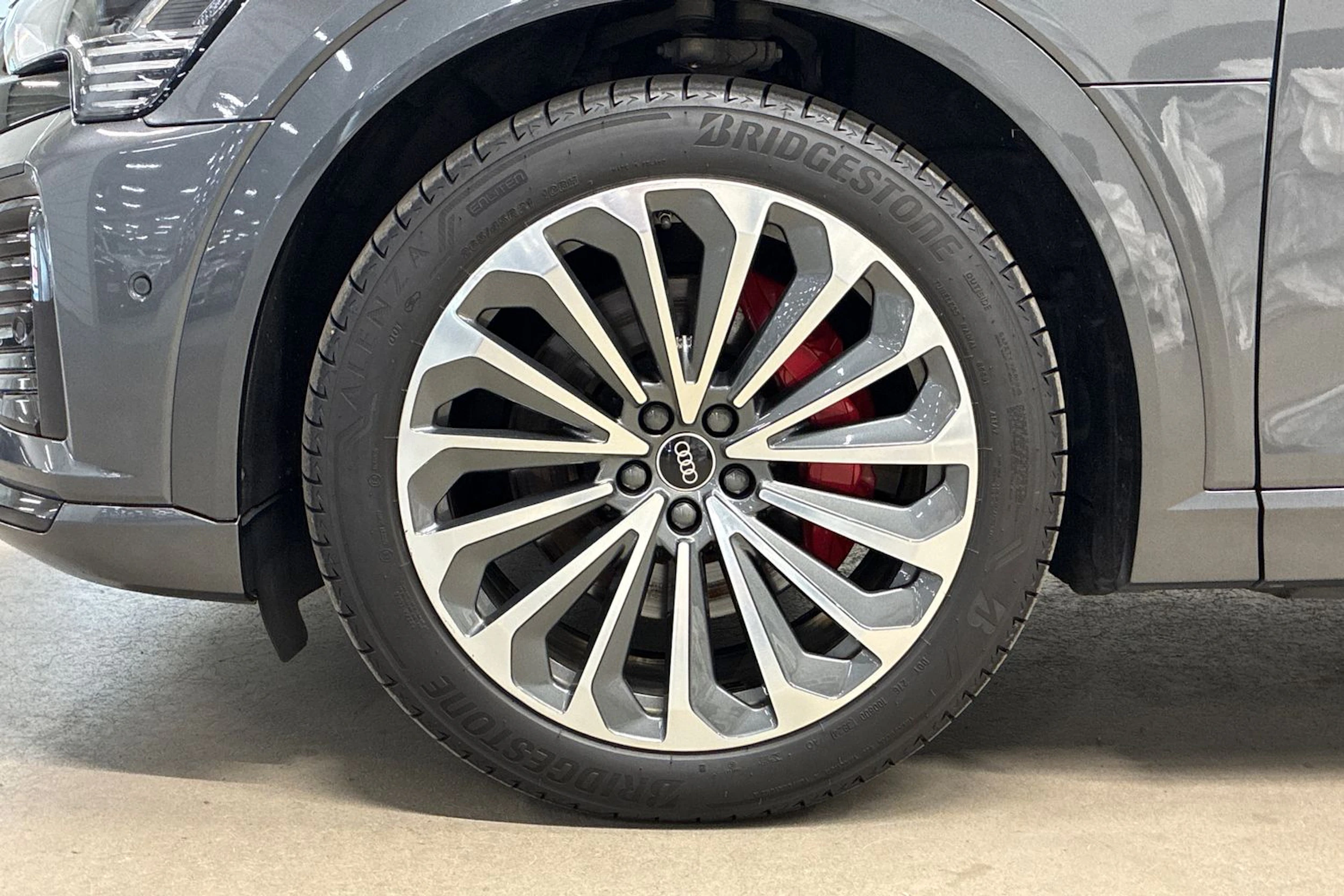 musta Audi Q8 e-tron 2023 kuva 10.