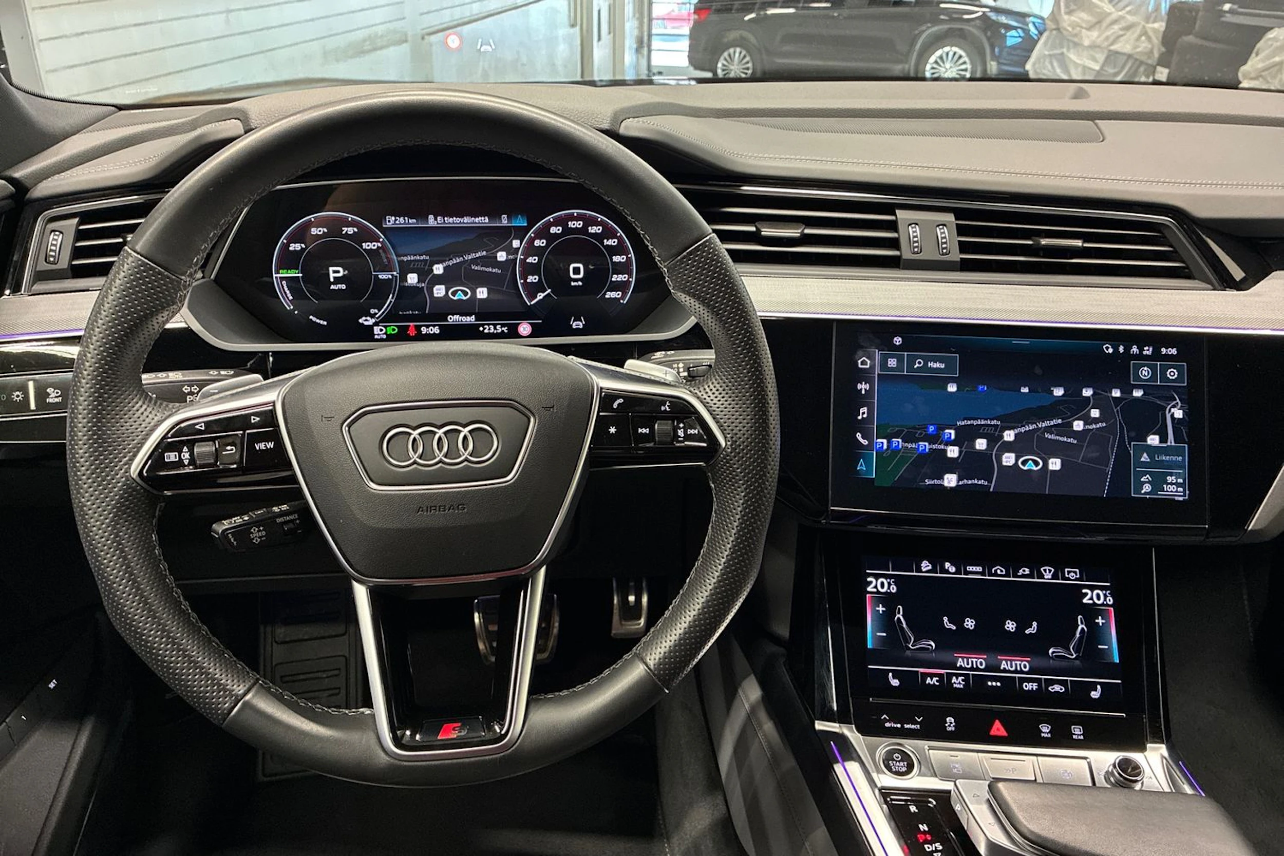 musta Audi Q8 e-tron 2023 kuva 13.