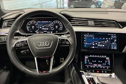 musta Audi Q8 e-tron 2023 kuva 13.