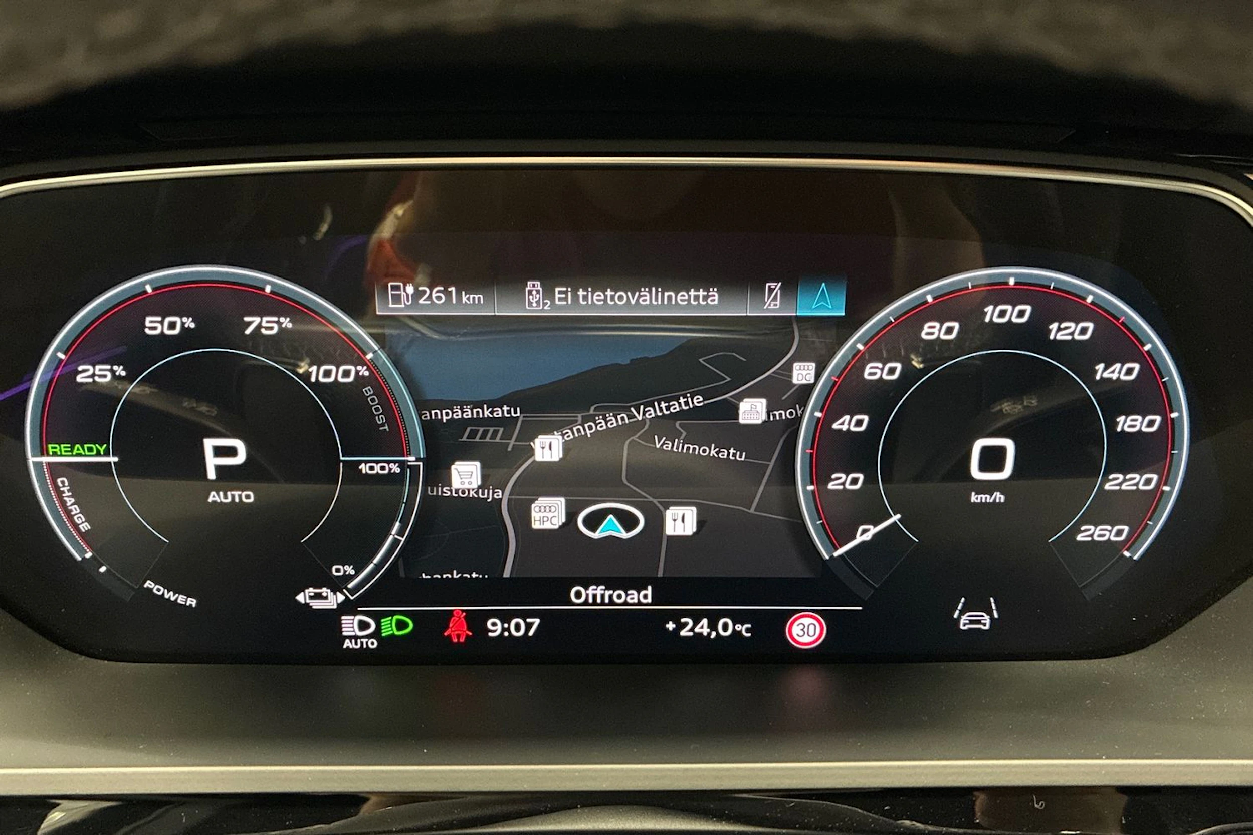musta Audi Q8 e-tron 2023 kuva 14.