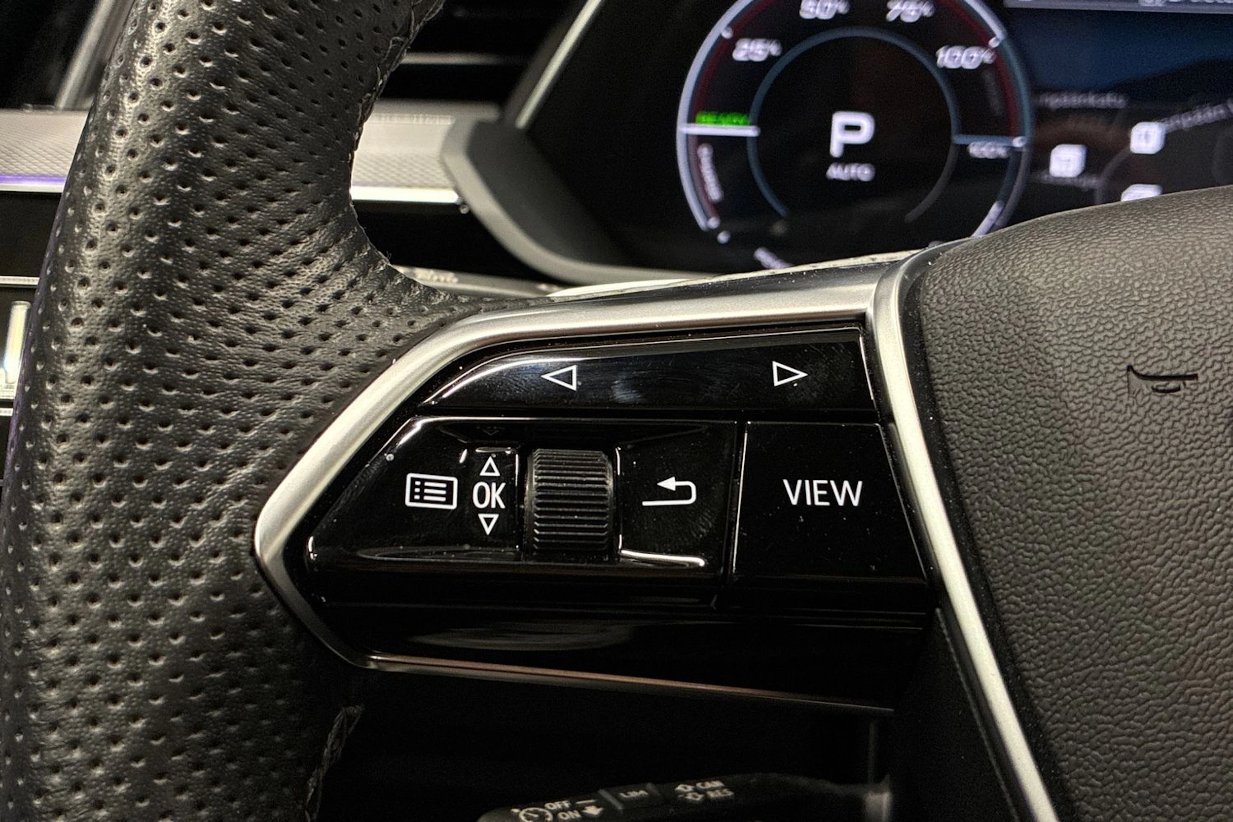 musta Audi Q8 e-tron 2023 kuva 15.