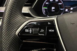 musta Audi Q8 e-tron 2023 kuva 15.
