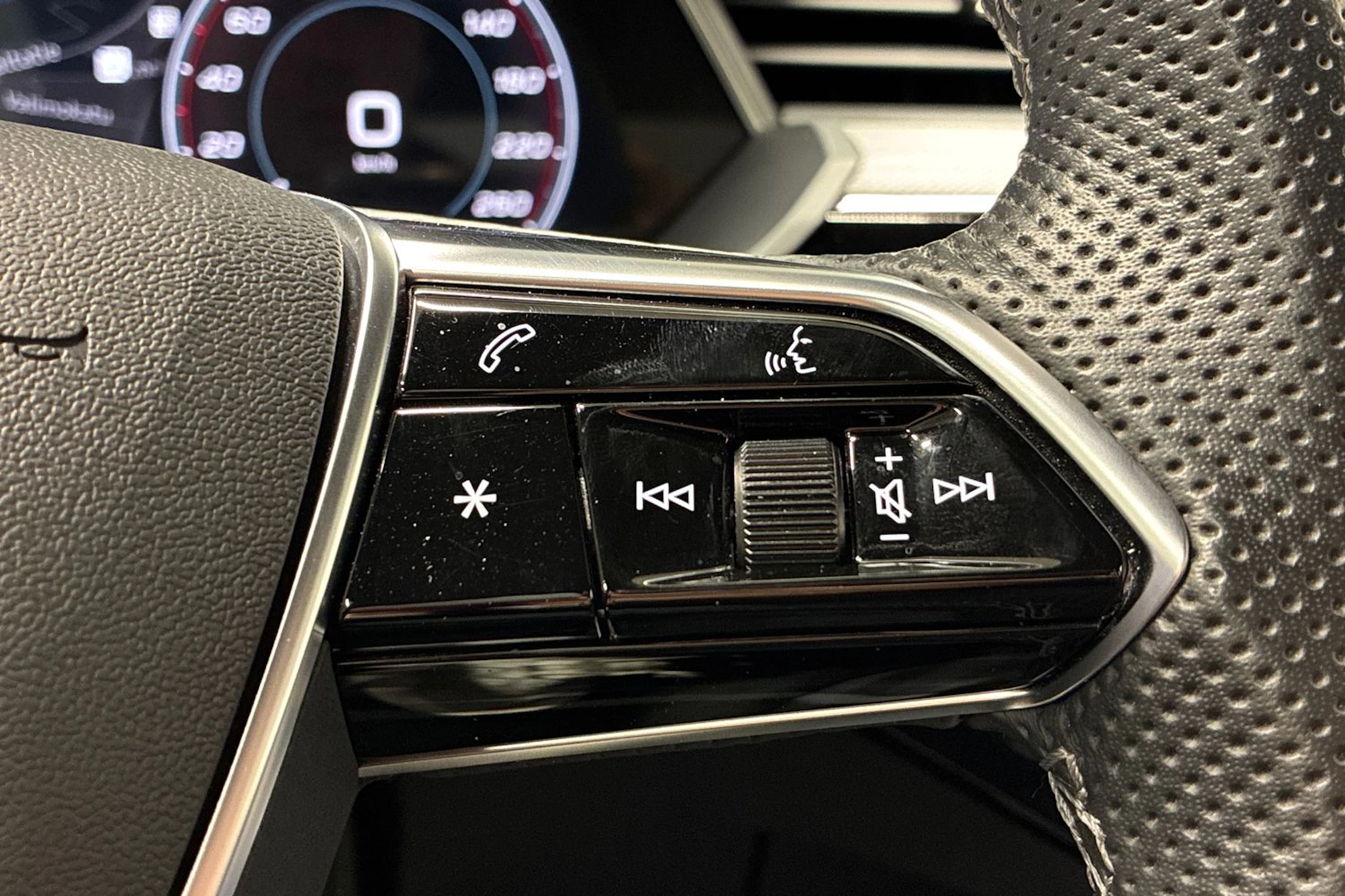 musta Audi Q8 e-tron 2023 kuva 16.