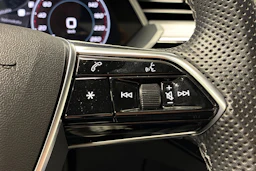 musta Audi Q8 e-tron 2023 kuva 16.