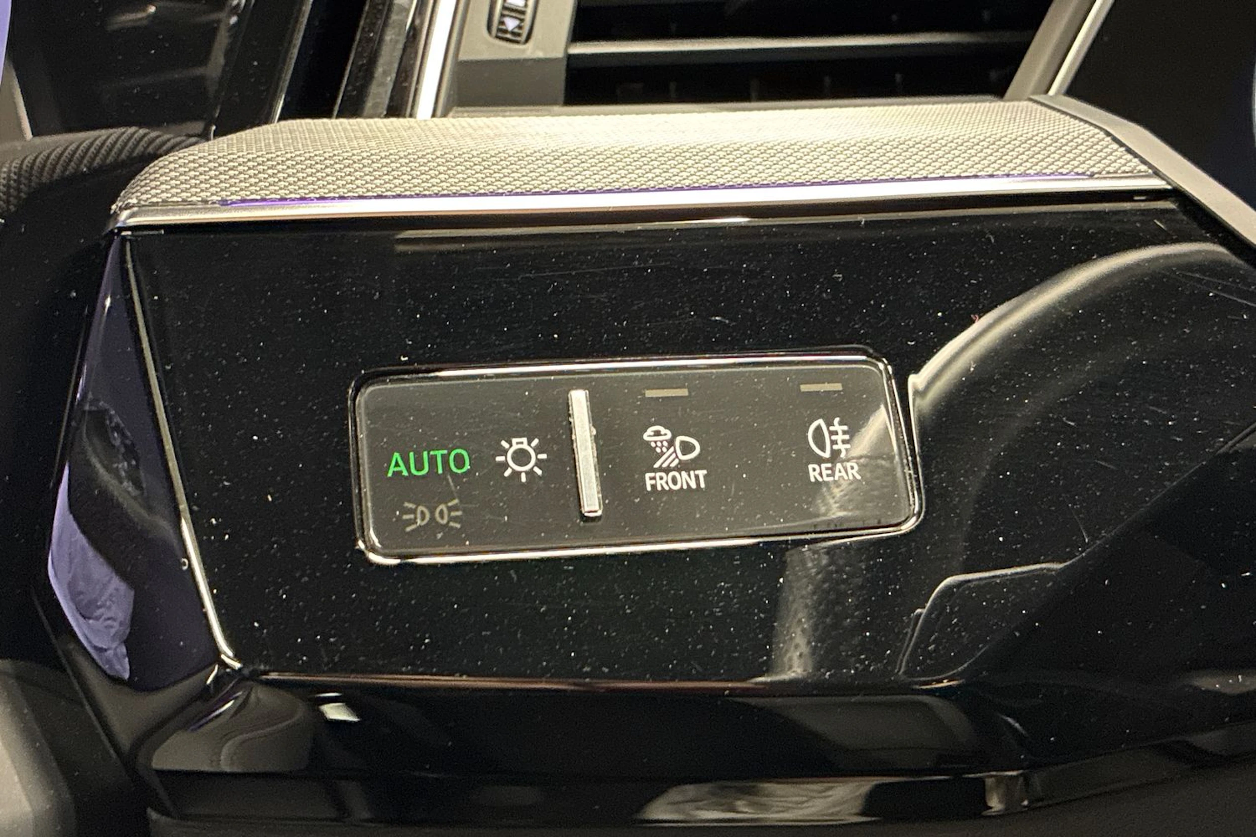 musta Audi Q8 e-tron 2023 kuva 18.