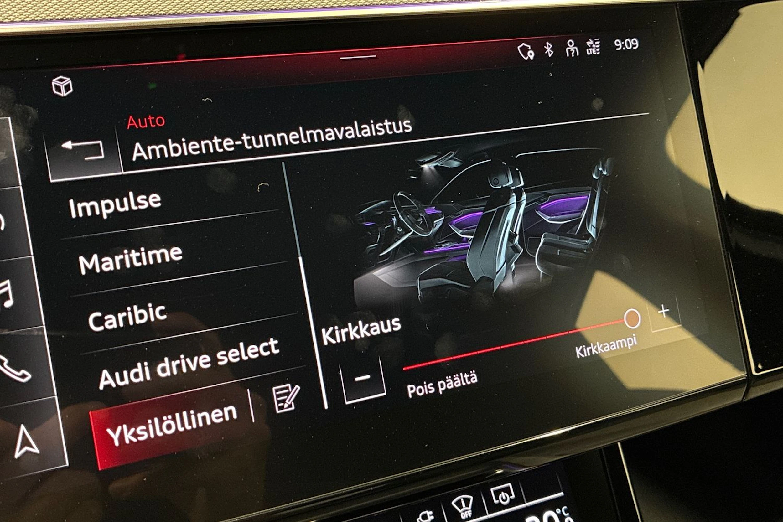 musta Audi Q8 e-tron 2023 kuva 26.