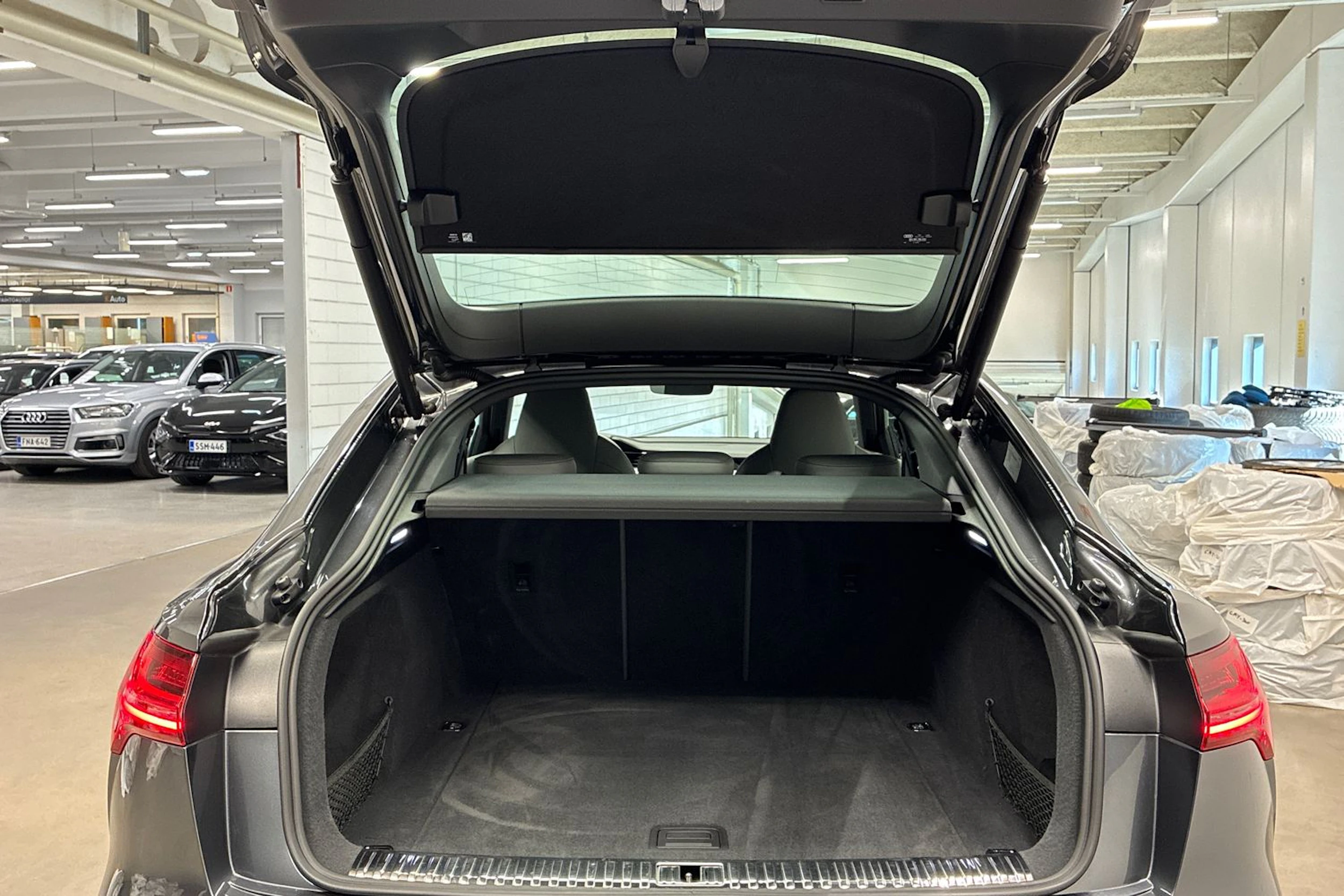 musta Audi Q8 e-tron 2023 kuva 31.
