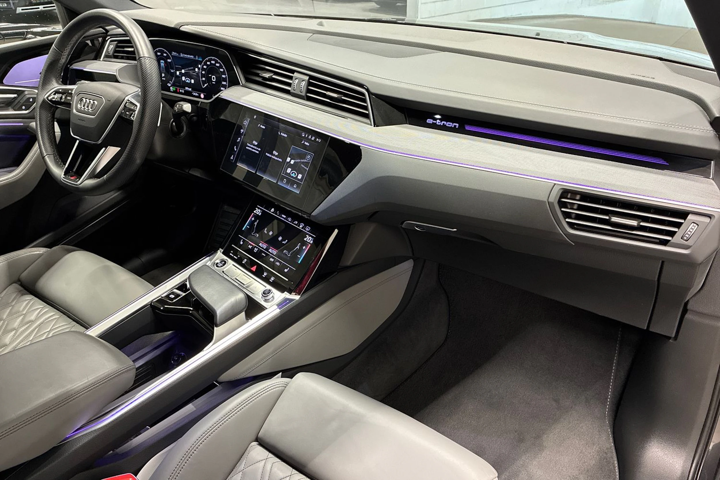 musta Audi Q8 e-tron 2023 kuva 34.