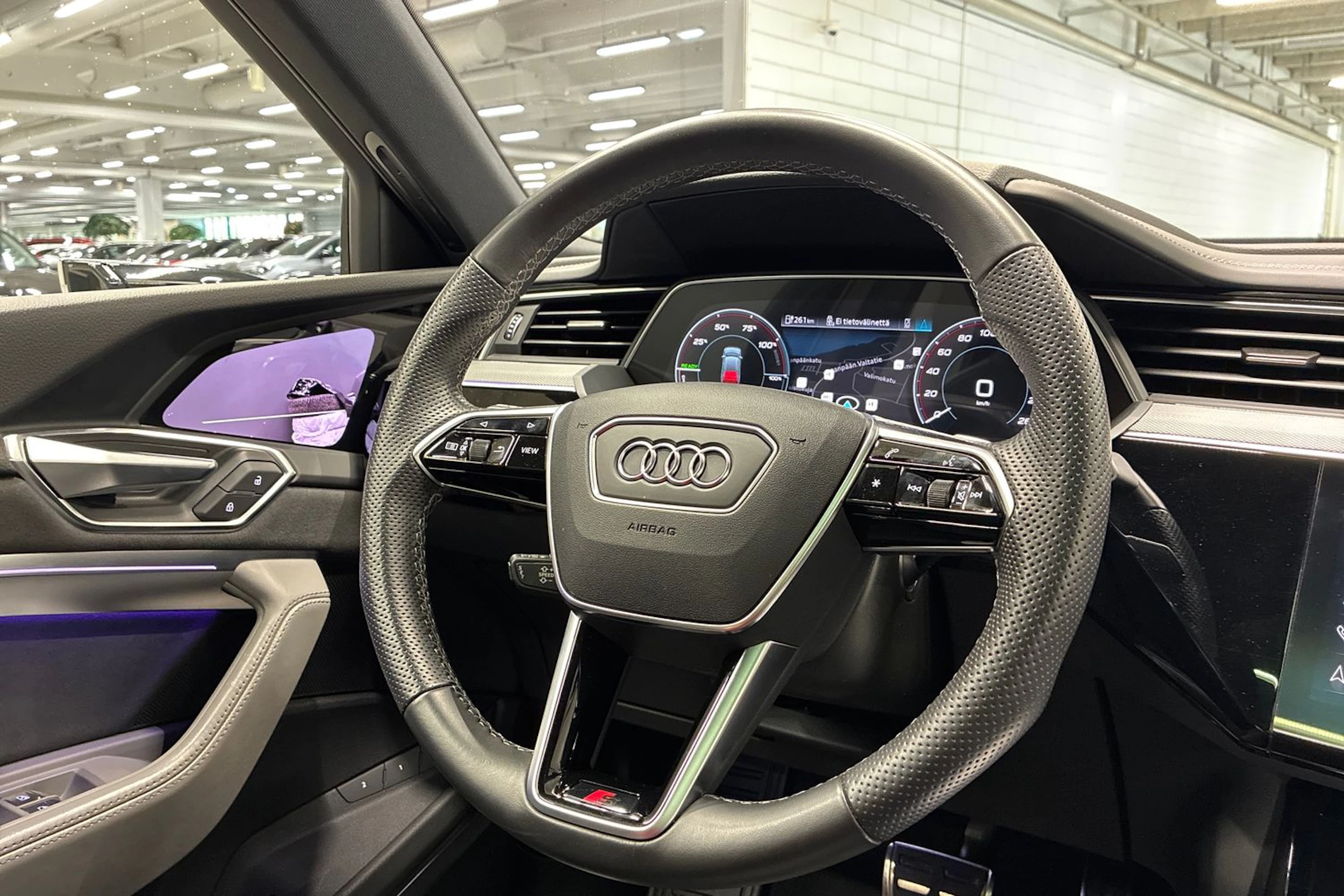 musta Audi Q8 e-tron 2023 kuva 38.