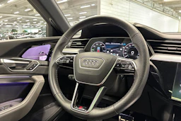 musta Audi Q8 e-tron 2023 kuva 38.