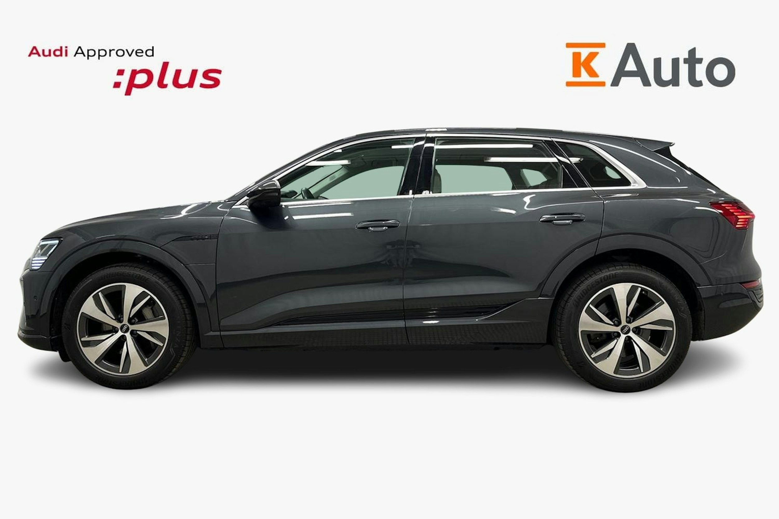 harmaa Audi Q8 e-tron 2023 kuva 5.