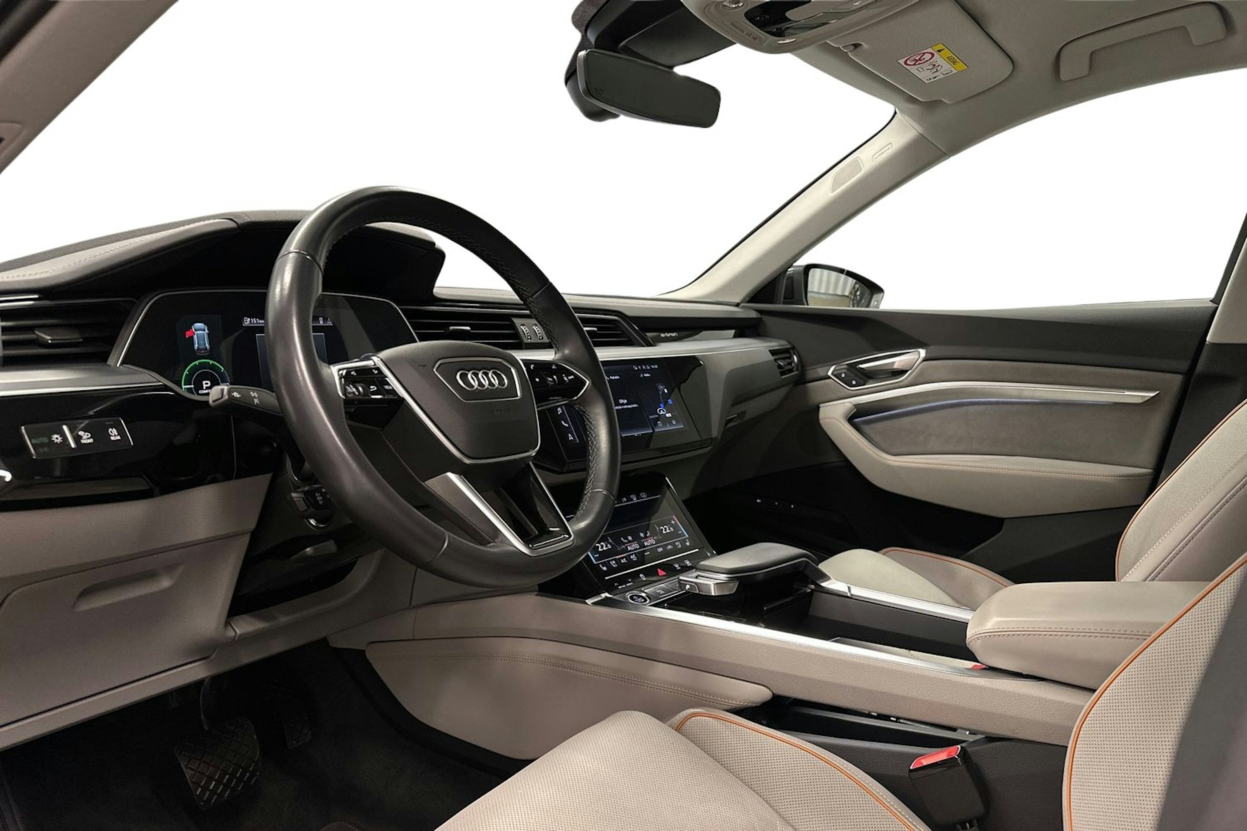 harmaa Audi Q8 e-tron 2023 kuva 6.