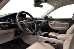 harmaa Audi Q8 e-tron 2023 kuva 6.