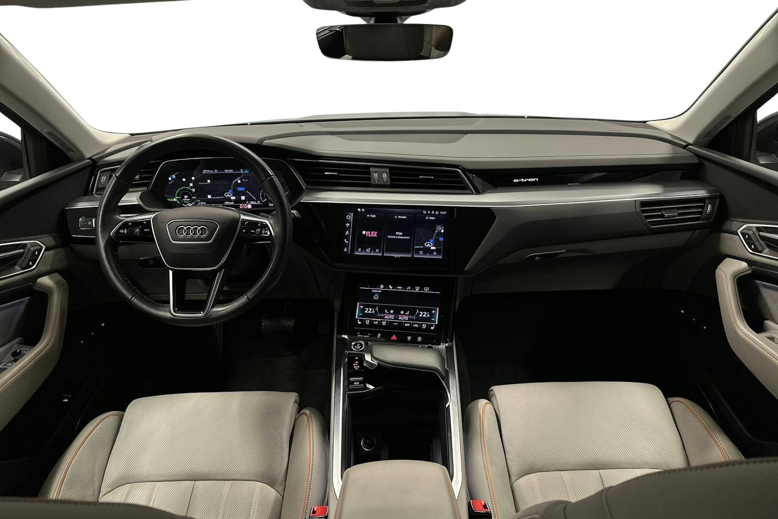 harmaa Audi Q8 e-tron 2023 kuva 7.