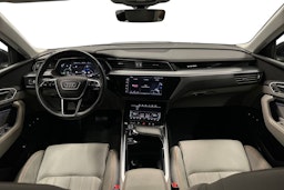harmaa Audi Q8 e-tron 2023 kuva 7.