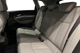 harmaa Audi Q8 e-tron 2023 kuva 8.