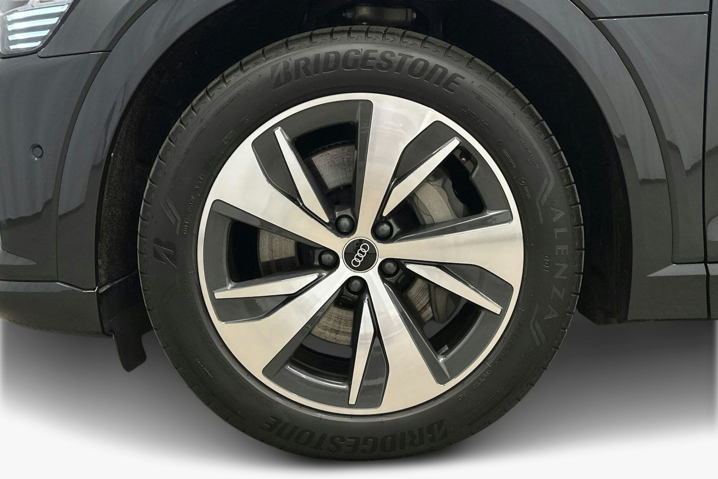 harmaa Audi Q8 e-tron 2023 kuva 9.
