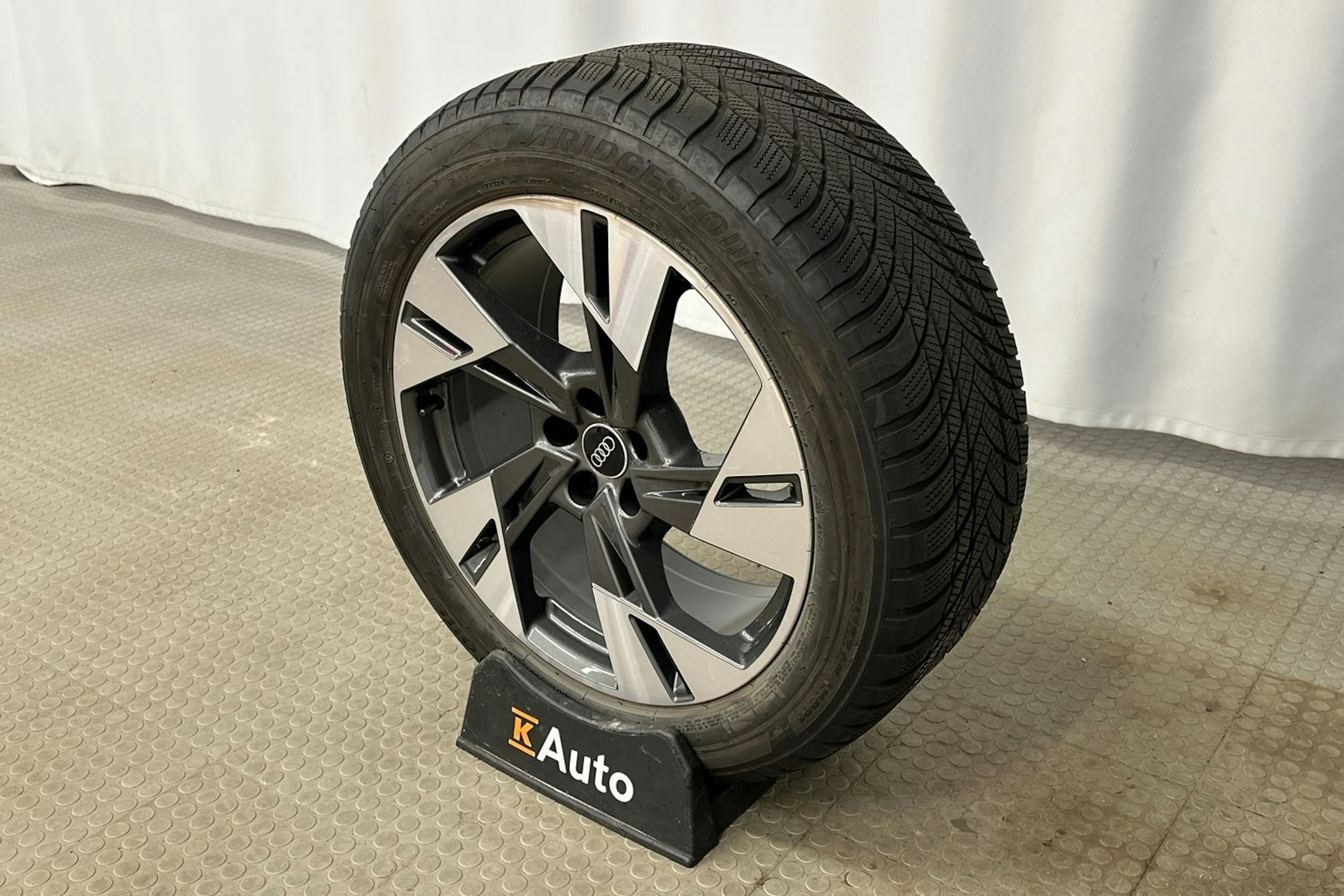 harmaa Audi Q8 e-tron 2023 kuva 10.