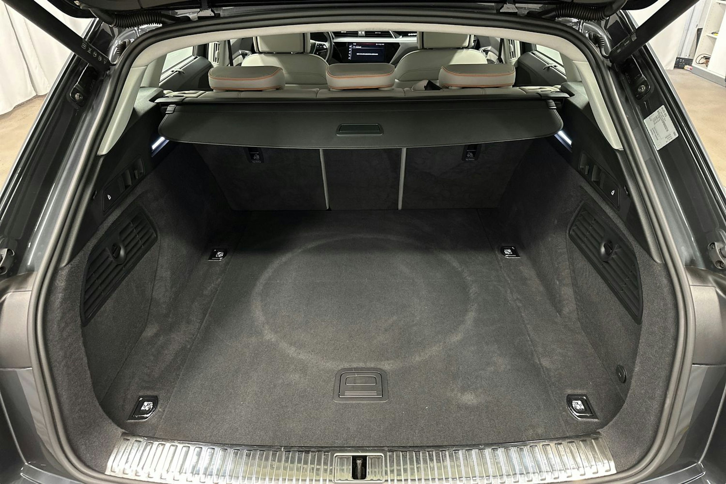 harmaa Audi Q8 e-tron 2023 kuva 11.