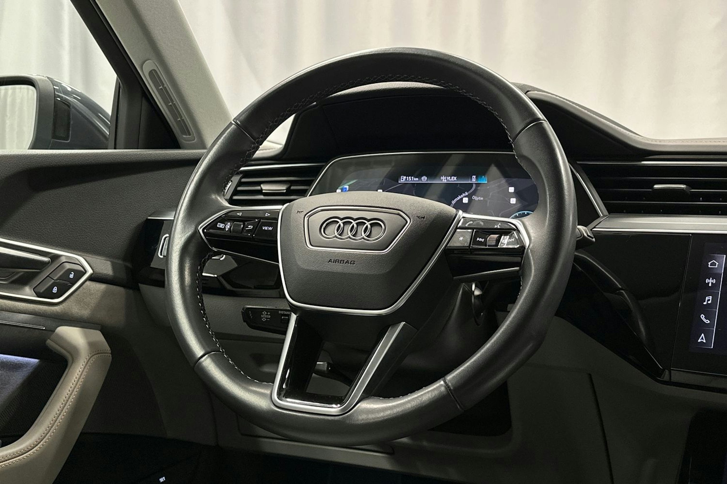 harmaa Audi Q8 e-tron 2023 kuva 14.