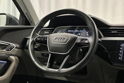harmaa Audi Q8 e-tron 2023 kuva 14.